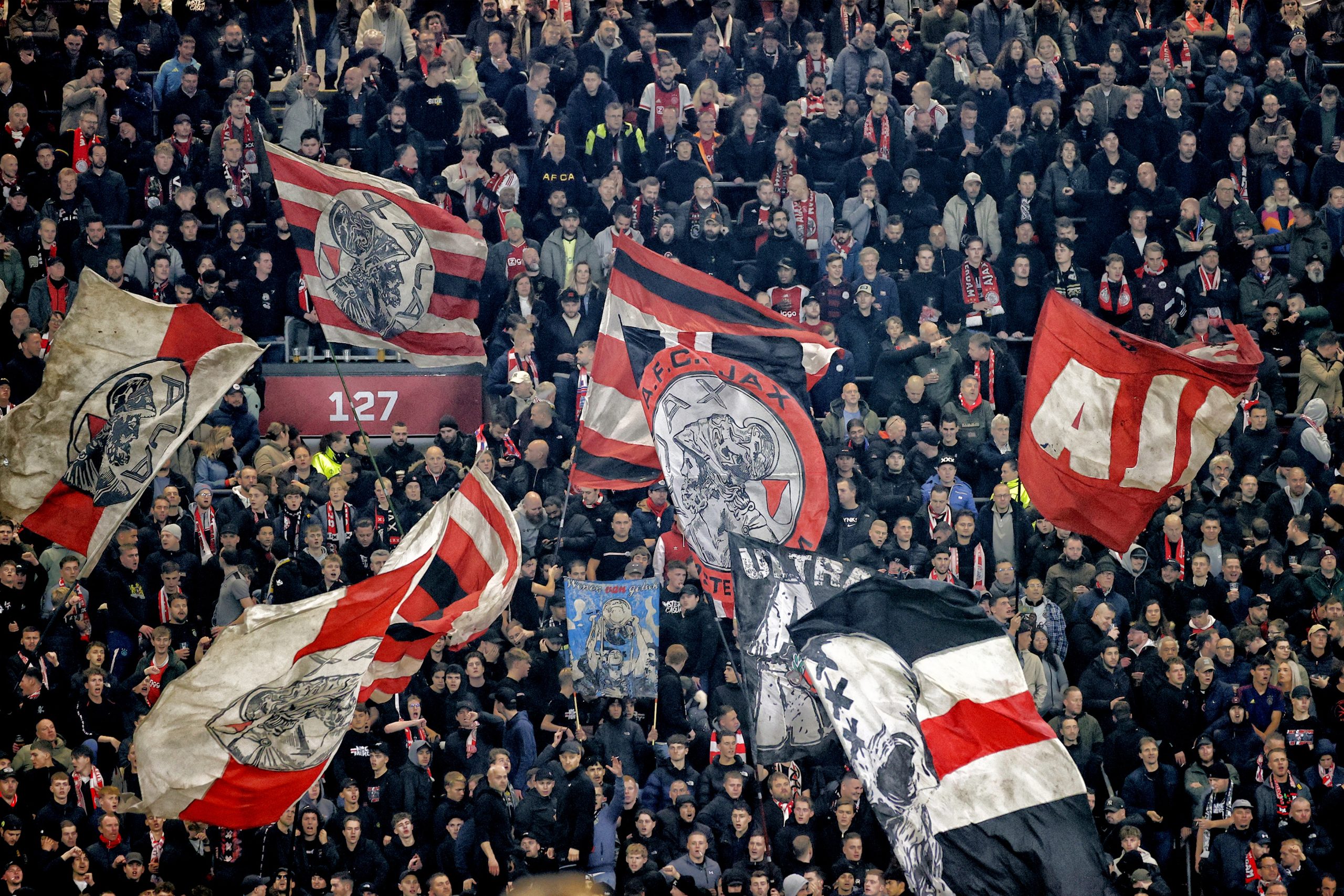 Ajax - stare logo widoczne na flagach