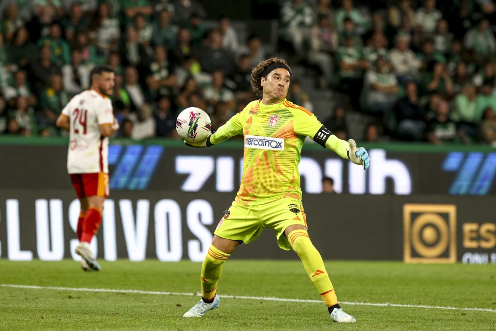 guillermo ochoa avs