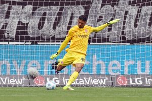 eintracht bramkarz kaua santos